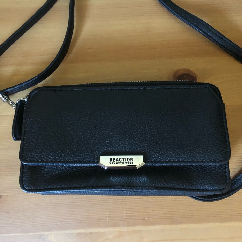 Kenneth Cole Reaction Black Pebbled Crossbody Wallet with Gold Plaque